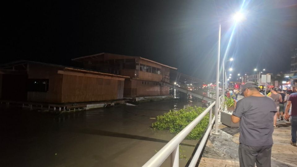El restaurante fue arrastrado por la corriente