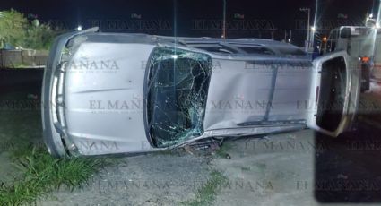 Nuevo Laredo: hombre se vuelca con su camioneta Mazda en la Carretera Aeropuerto
