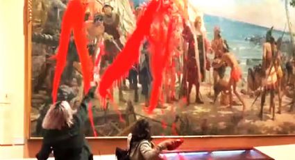Lanzan pintura roja a histórico cuadro de Colón para protestar por el 12 de octubre
