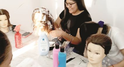 Mujeres se hacen expertas en belleza estudiando un año