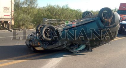 Fuerte accidente en el Radial 3 de Nuevo Laredo; mujer termina con su camioneta boca abajo