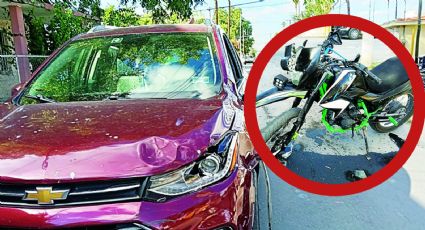 Pareja en moto se estrella con camioneta de agencia en la colonia Juárez; terminaron en el hospital