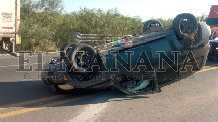 Fuerte accidente en el Radial 3 de Nuevo Laredo; mujer termina con su camioneta boca abajo