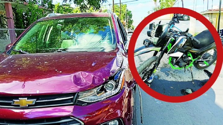 Pareja en moto se estrella con camioneta de agencia en la colonia Juárez; terminaron en el hospital