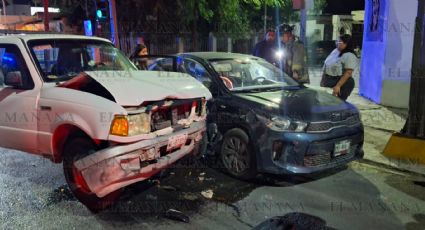 Kia se pasa el rojo y provoca aparatoso accidente en la colonia Juárez; autos se estrellaron contra muro