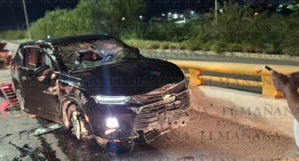 Choca brutalmente camioneta sobre el Puente de Los Aguacates; conductor abandonó la unidad