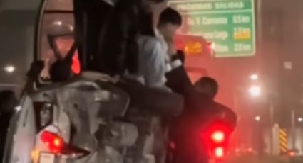 Jóvenes vuelcan aparatosamente y salen riendo en Nuevo León | VIDEO