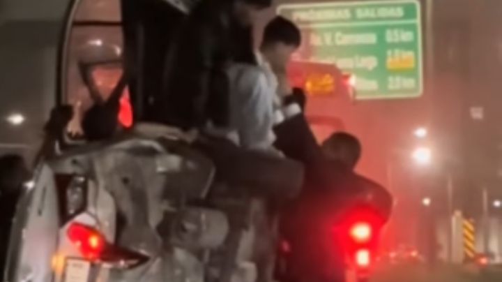 Jóvenes vuelcan aparatosamente y salen riendo en Nuevo León | VIDEO
