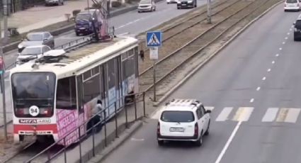 Hombre alcoholizado cae debajo de un tranvía en movimiento; se salvó de 'milagro' | VIDEO
