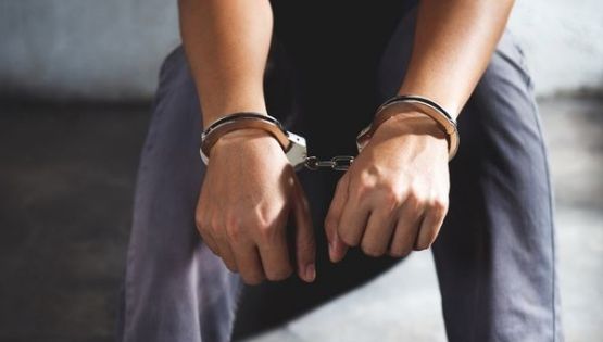 Laredo: joven de 19 años es arrestado por tratar de cruzar auto por el puente; 'lo sé, es robado'