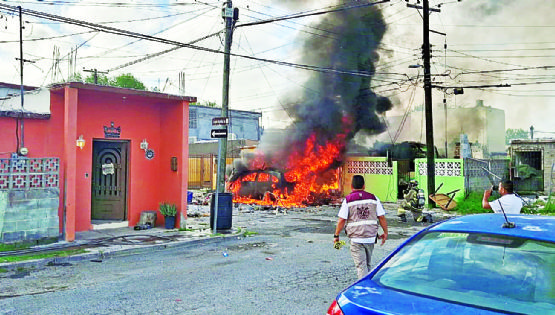 Explosión en la Infonavit: el recuento de los daños; mujer muere en el hospital
