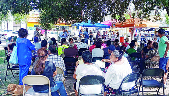 Hombre generoso cumple promesa; comparte alimentos con familiares de pacientes de hospital