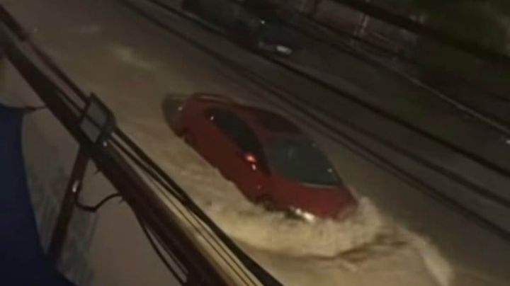 Hombre de 56 años muere atrapado al intentar cruzar calle inundada