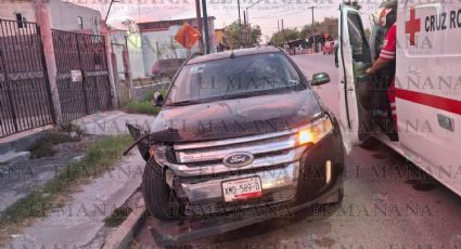 Fuerte accidente frente a la Escuela La Coronela deja a una joven lesionada en Nuevo Laredo