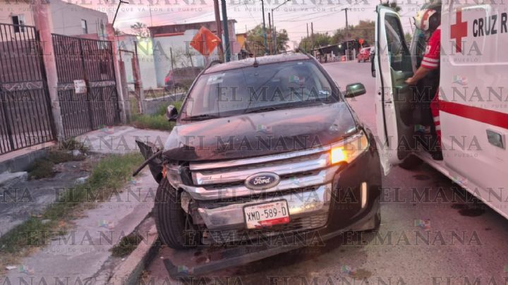 Fuerte accidente frente a la Escuela La Coronela deja a una joven lesionada en Nuevo Laredo