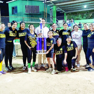Laredo Ducks son bicampeonas en la Liga Municipal de Beisbol Femenil