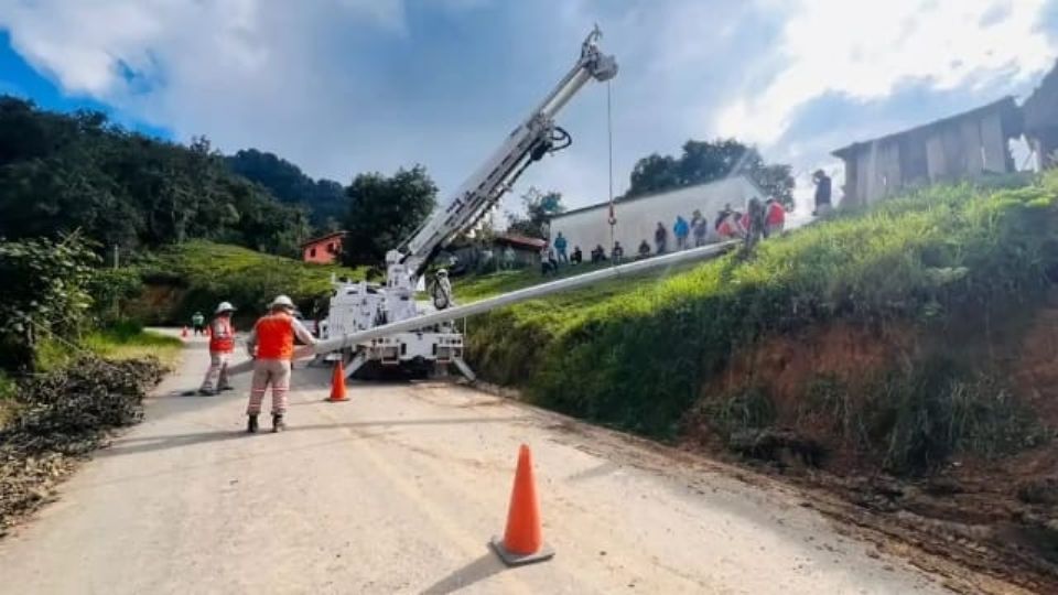 La CFE trabaja en la recuperación de la red pública de comunicaciones, con 10 cuadrillas, 10 vehículos y 7 generadores eléctricos