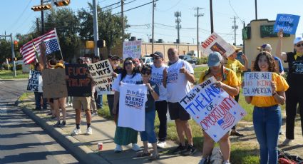 Laredo se une a la segunda edición de 'No King´s Day'; decenas de personas salen a manifestarse