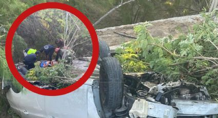 Mujer vuelca aparatosamente tras caer en barranco en el bulevar Colosio en Nuevo Laredo; está grave