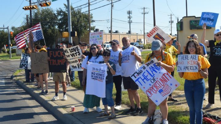 Laredo se une a la segunda edición de 'No King´s Day'; decenas de personas salen a manifestarse