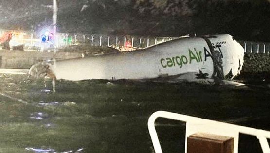 Tragedia en aeropuerto de Hong Kong: avión se despista y cae en el mar; hay muertos y desaparecidos
