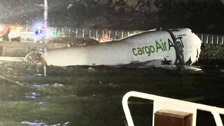 Tragedia en aeropuerto de Hong Kong: avión se despista y cae en el mar; hay muertos y desaparecidos