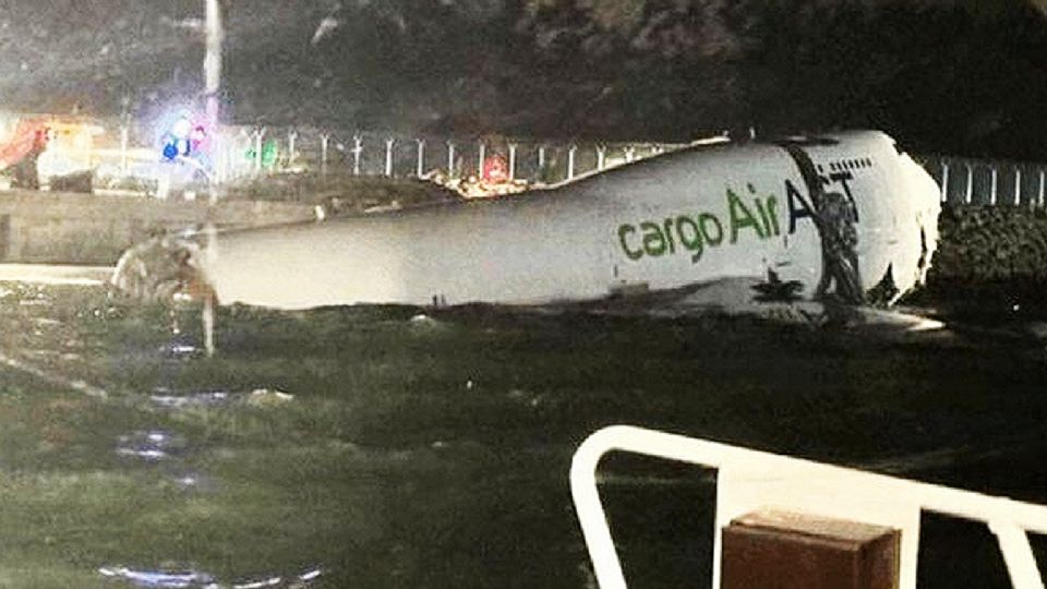 El avión terminó en el mar.