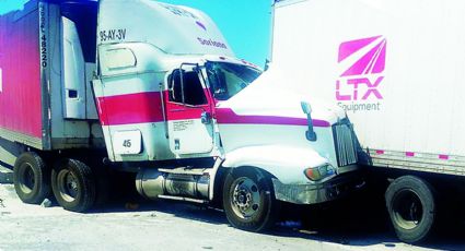 Tráileres chocan aparatosamente en la autopista Monterrey- Nuevo Laredo; así quedaron las unidades