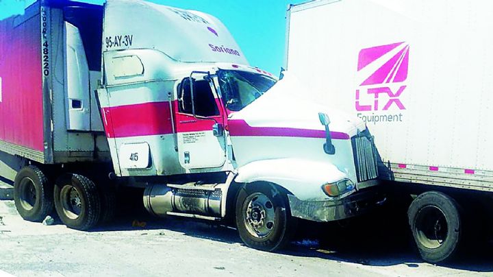 Tráileres chocan aparatosamente en la autopista Monterrey- Nuevo Laredo; así quedaron las unidades