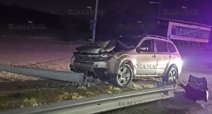 'Madrugador' se estrella y derrumba poste en el bulevar Colosio; deja abandonada su camioneta