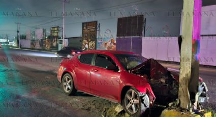 Nuevo Laredo: Dodger Avenger se estrella contra poste en La Fe; conductor se fue del lugar