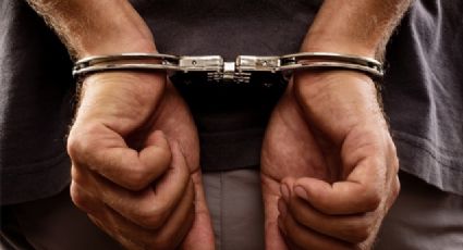 Policía de Laredo arresta a peligroso sujeto; se subió a robar a un camión de bomberos