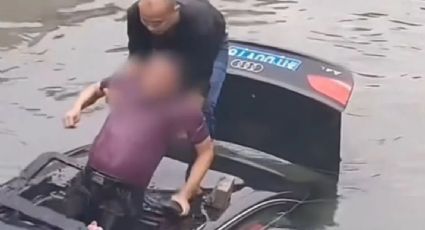 Hombre rompe techo de automóvil para rescatar a conductor atrapado en un río | VIDEO