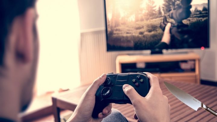 Joven de 19 años mata a puñaladas a su madre; tuvo el cuerpo en su casa mientras jugaba videojuegos
