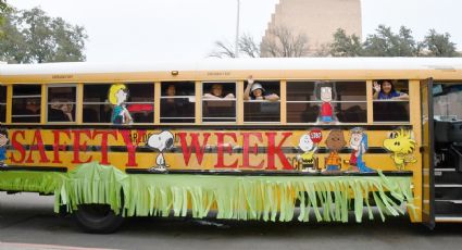 Con desfile, exhortan a conductores de Laredo respetar a los camiones escolares