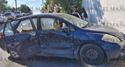 Mujer se pasa el rojo y provoca accidente en Nuevo Laredo; tres personas resultan con lesiones