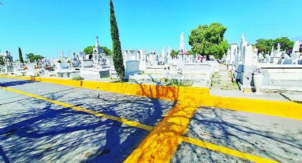 Panteones de Nuevo Laredo se preparan para el Día de Muertos