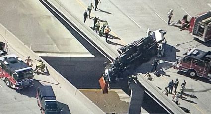 Camionero vuelca y queda colgando de un puente en Texas; su rescate fue de película