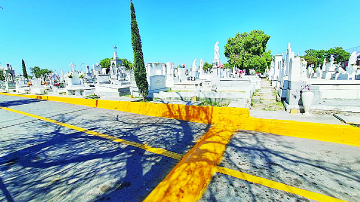 Panteones de Nuevo Laredo se preparan para el Día de Muertos