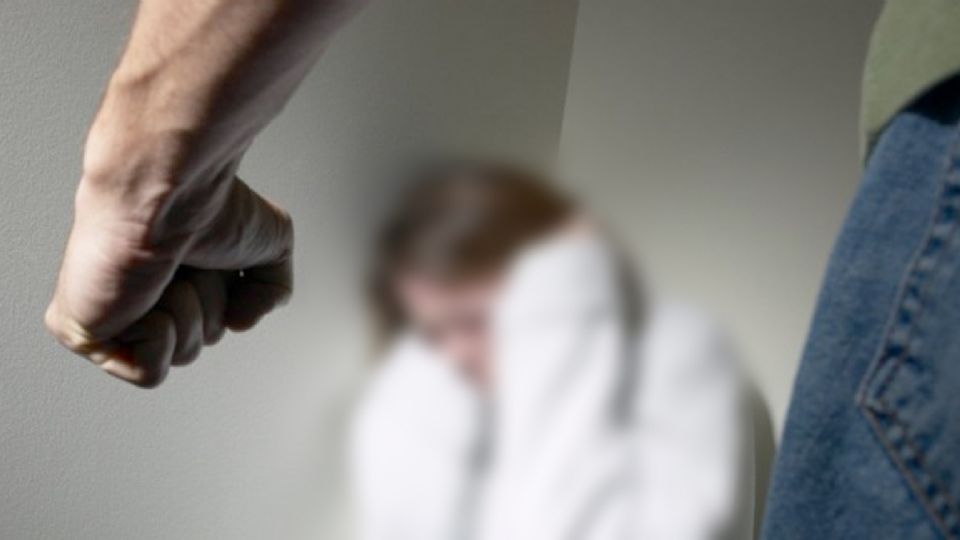 Detienen a marido golpeador.