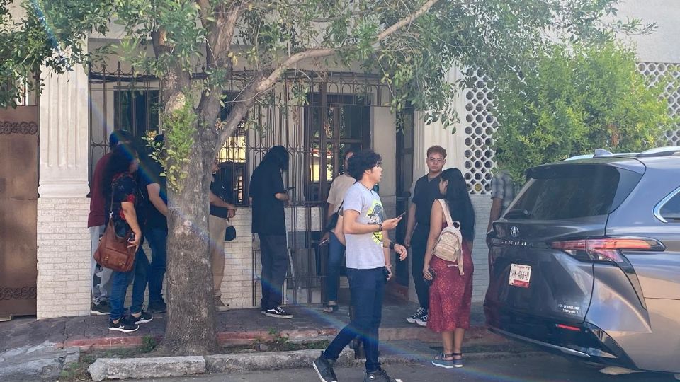 Los estudiantes reclaman afuera de la escuela.