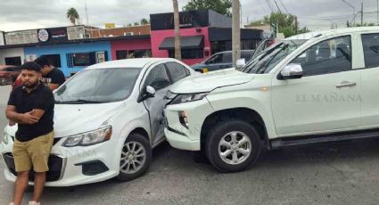 Falla mecánica de camioneta en la avenida Juárez causa aparatoso accidente