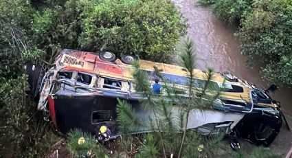 Autobús de dos pisos cae al vacío y 9 personas mueren; la cifra podría aumentar