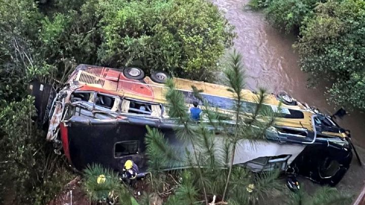 Autobús de dos pisos cae al vacío y 9 personas mueren; la cifra podría aumentar
