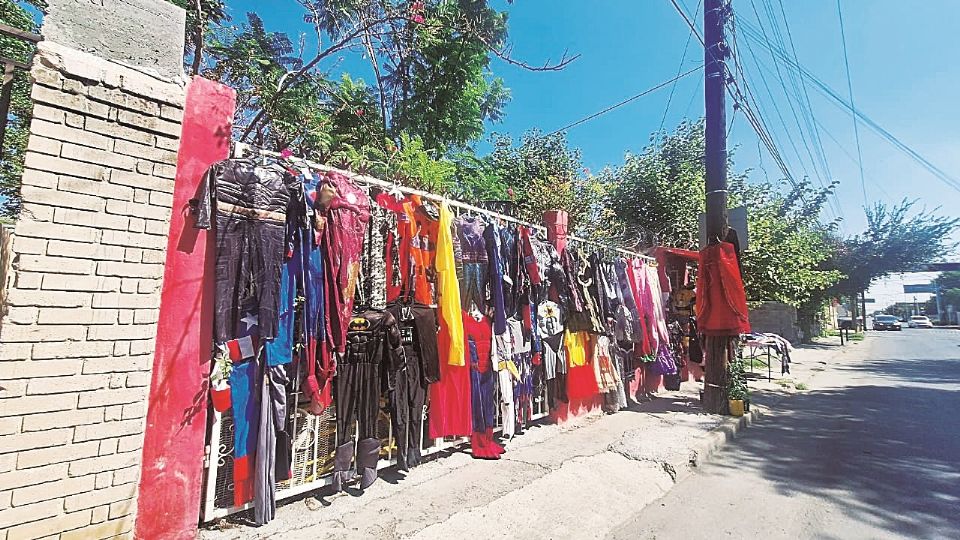 Hay atuendos desde 50 pesos, con sus accesorios; algunos son de uso, otros nuevos.