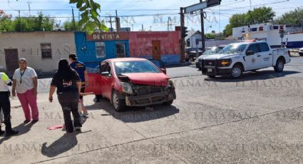 Mayra se pasa el rojo y se impacta contra una Chrysler en Nuevo Laredo; 'no vi el semáforo'