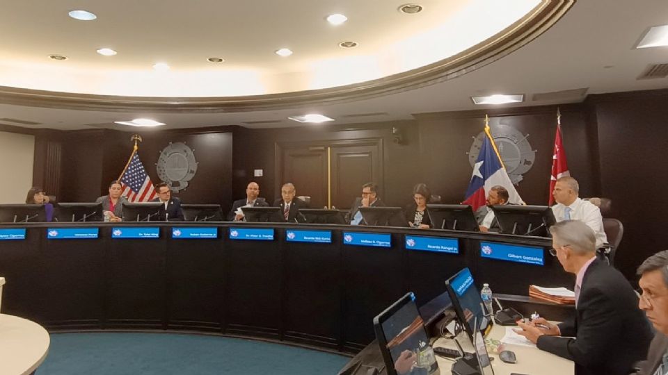 Votan a favor de borrar el mural.