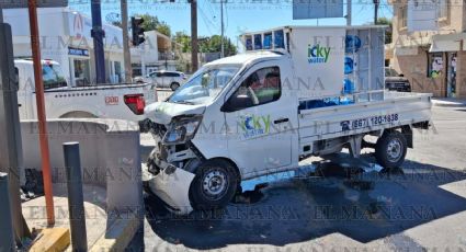 Camión termina contra muro tras aparatoso choque en el centro de Nuevo Laredo