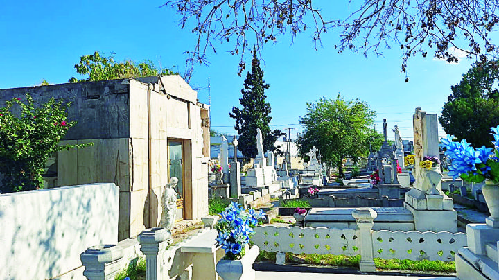 Comienza actividad en panteones de Nuevo Laredo; se espera que 10 mil personas los visiten