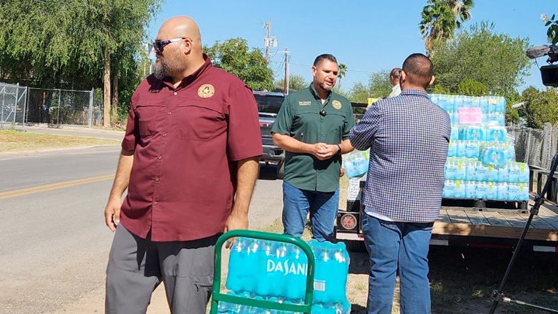 Hay reparto de botellas para personas con problemas en su sistema de agua